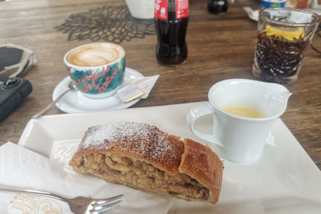 Apfelstrudel, Cappuchino und Cola in Corvara
