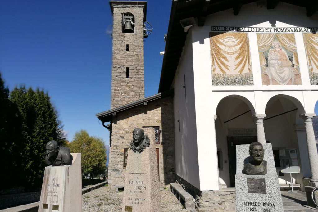 Büsten vor der Madonna del Ghisallo