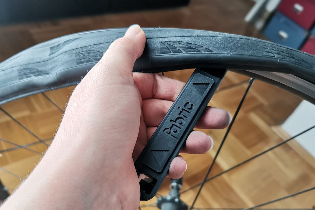 Rennrad Reifen wechseln - mit Reifenheber
