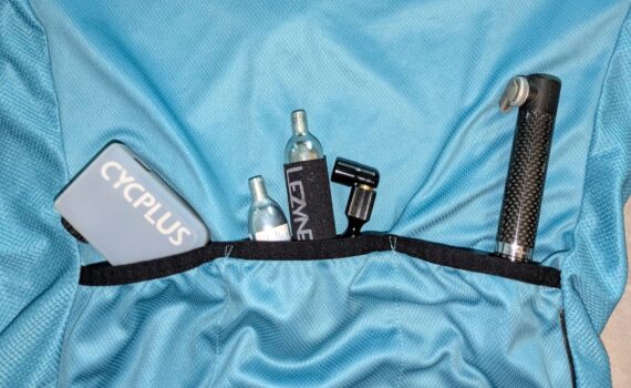 Rennrad unterwegs aufpumpen: Minipumpe, Akku-Pumpe oder Kartuschen? Vorteile & Nachteile