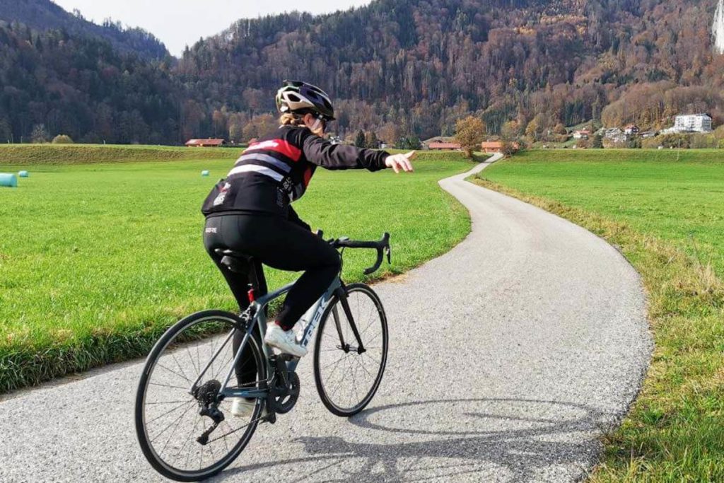 Richtung anzeigen - Gruppenfahrt Rennrad Regeln Handzeichen